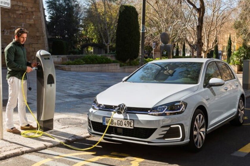 Como carregar um carro híbrido