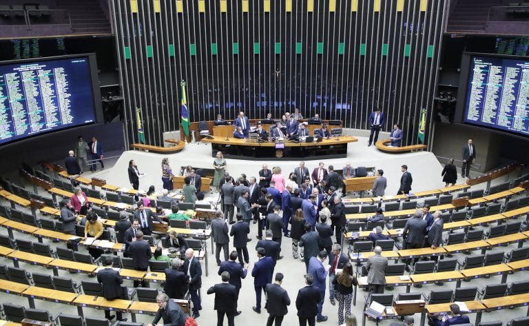 Deputados analisaram a proposta em Plenário