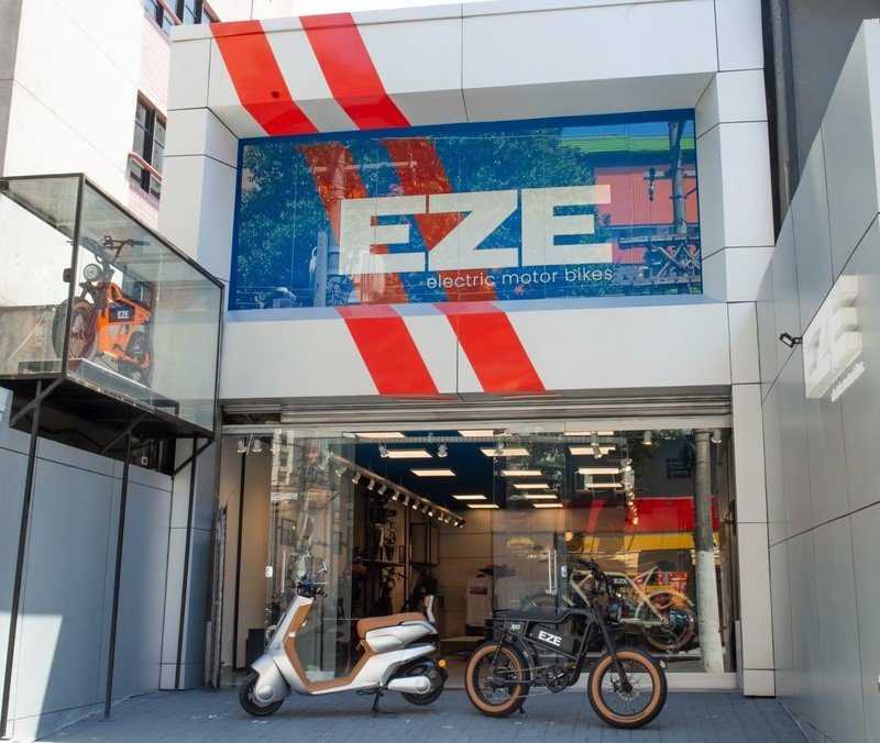 EZE BIKES investe em loja-conceito com foco em experiência mobilidade elétrica